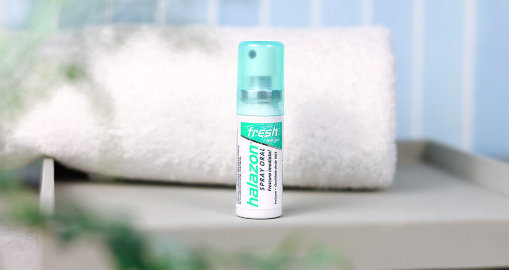 Ein Mundspray von Onedroponly steht auf einem Tablett vor einem weichen Handtuch und sorgt für frischen Atem.