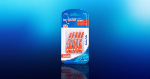 In der Mitte eines blauen DP_Hintergrund_Verlauf sind One Drop Only Interdentalbürsten zur effektiven Mundpflege abgebildet.