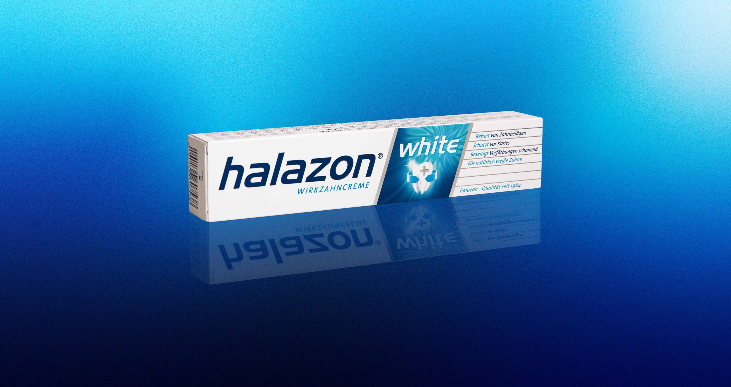 Eine Halazon-Wirkzahncreme-Packung liegt auf einem blauen, verlaufenden Hintergrund und fördert Mundpflege.