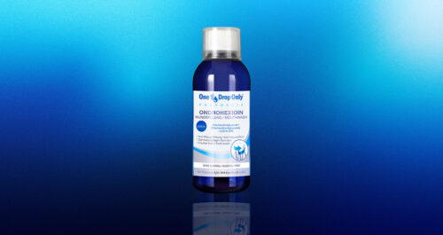 Eine Flasche Onedroponly-Mundspülung steht vor einem blauen OHX-Hintergrund-Verlauf, symbolisierend effektive Mundpflege.