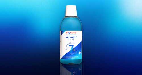 Die One Drop Only Protect Care Mundspülung steht vor einem blauen Hintergrund, ideal für effektive Mundpflege.