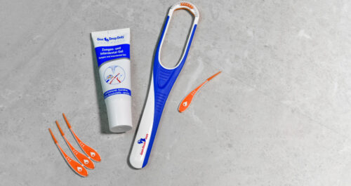 Das Bild zeigt ein interdental-set-2 mit einem Zungenreiniger, Gel und Interdentalbürsten für optimale Mundpflege.