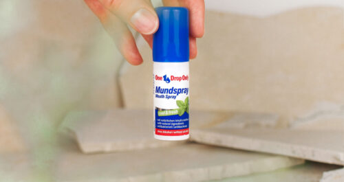 Eine Hand hält das alkoholfreie Mundspray von One Drop Only, ideal für frische Mundhygiene unterwegs.