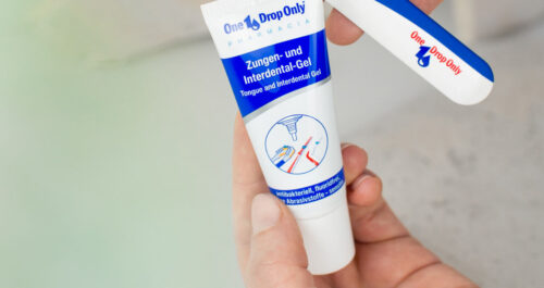 Eine Hand hält One Drop Only Zungen- und Interdental-Gel, ideal für effektive Mundpflege und Mundhygiene.